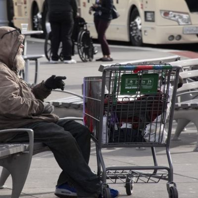 Μεθυσμένος άστεγος ξεχνάει 42.000 ευρώ από κληρονομιά σε σιδηροδρομικό σταθμό!