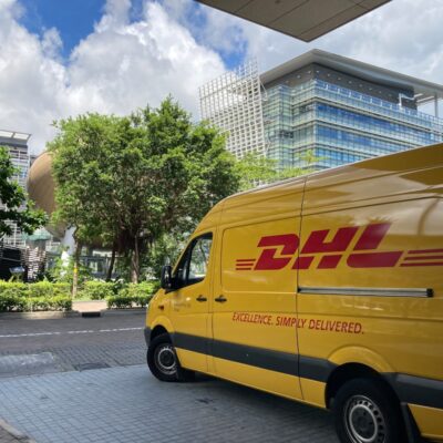 Η DHL θα διπλασιάσει τα σημεία παραλαβής δεμάτων στη χώρα