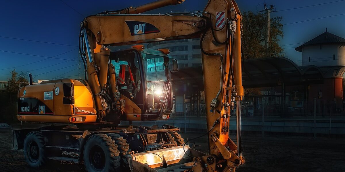 Οργισμένοι και απλήρωτοι εργάτες ξηλώνουν τον δρόμο με εκσκαφέα