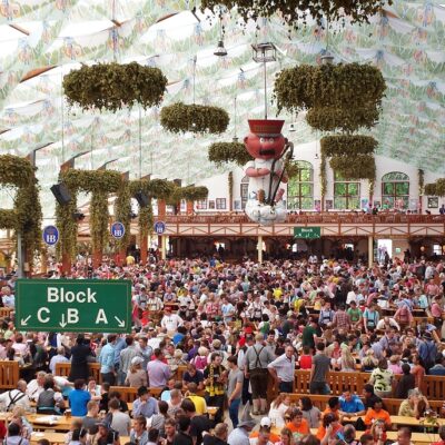 Τρέλα του Oktoberfest με αύξηση 900% στις τιμές των ξενοδοχείων του Μονάχου